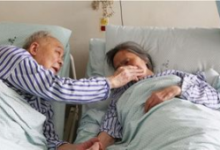 91岁老伴瘫痪直播,直播见证人间真情